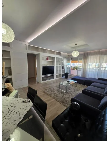 Tirane, jepet me qera apartament 3+1 Kati 6, 141 m² 1.200 € (PRANË PAZARIT TË RI)