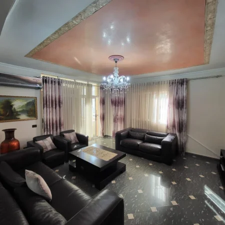 Tirane, jepet me qera apartament 3+1 , 120 m² 700 € (Komuna e Parisit)