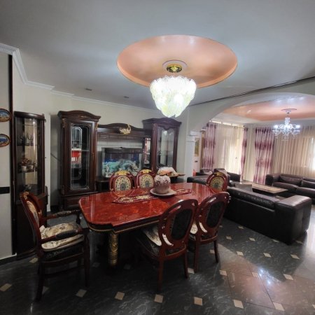 Tirane, jepet me qera apartament 3+1 , 120 m² 700 € (Komuna e Parisit)