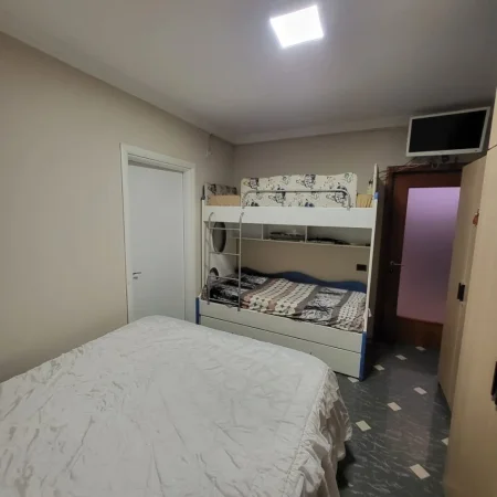 Tirane, jepet me qera apartament 3+1 , 120 m² 700 € (Komuna e Parisit)