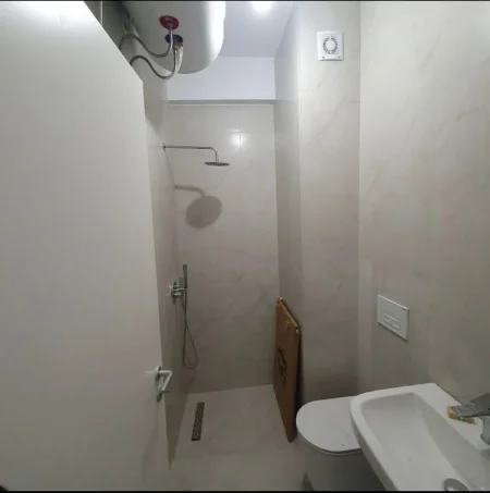 Tirane, jepet me qera apartament 1+1 Kati 2, 50 m² 450 € (Rruga Ali Demi)