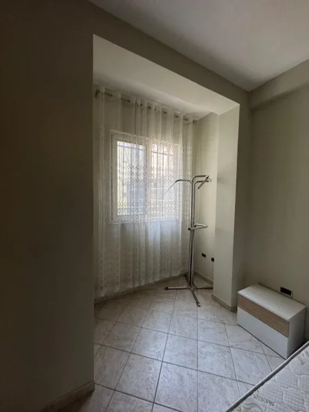 Tirane, jepet me qera apartament duplex 1+1 Kati 3, 500 € (Rruga e kavajes)