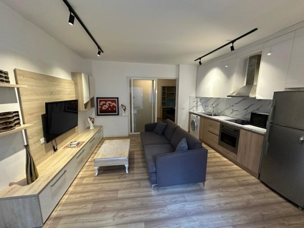 Tirane, jepet me qera garsonier Kati 1, 45 m² 500 € (Rruga Barrikadave)