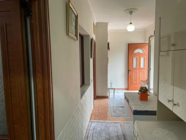 Tirane, jepet me qera apartament 2+1 Kati 1, 78 m² 350 € (tek rruga Ura)