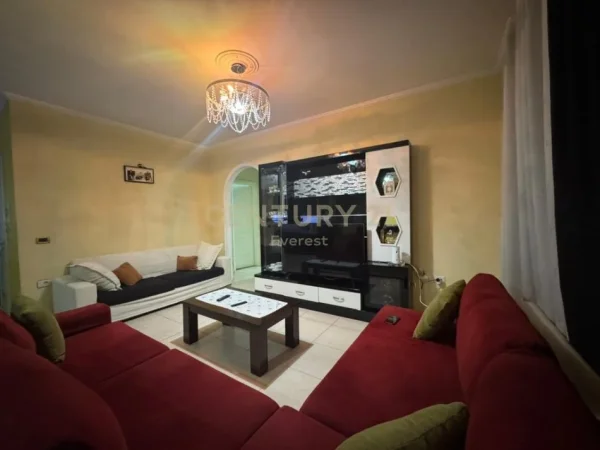 Tirane, jepet me qera apartament 2+1+Ballkon Kati 4, 94 m² 600 € (YZBERISHT)