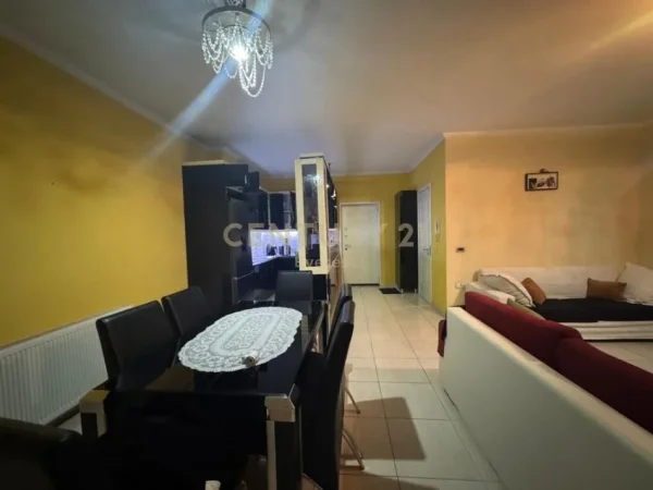 Tirane, jepet me qera apartament 2+1+Ballkon Kati 4, 94 m² 600 € (YZBERISHT)