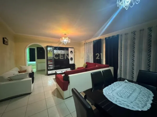 Tirane, jepet me qera apartament 2+1+Ballkon Kati 4, 94 m² 600 € (YZBERISHT)