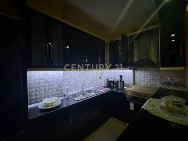 Tirane, jepet me qera apartament 2+1+Ballkon Kati 4, 94 m² 600 € (YZBERISHT)