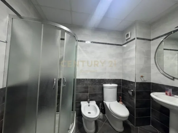 Tirane, jepet me qera apartament 2+1+Ballkon Kati 4, 94 m² 600 € (YZBERISHT)