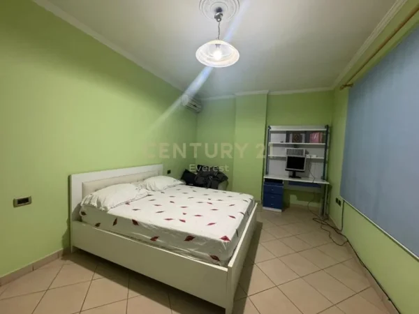 Tirane, jepet me qera apartament 2+1+Ballkon Kati 4, 94 m² 600 € (YZBERISHT)