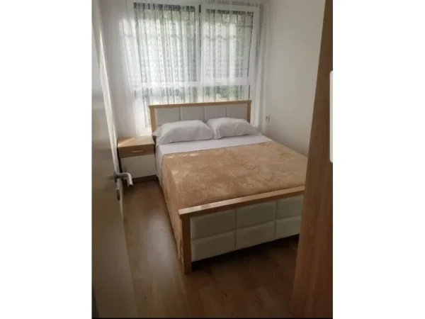 Tirane, jepet me qera apartament 1+1 Kati 1, 39 m² 450 € (Ali Demi)