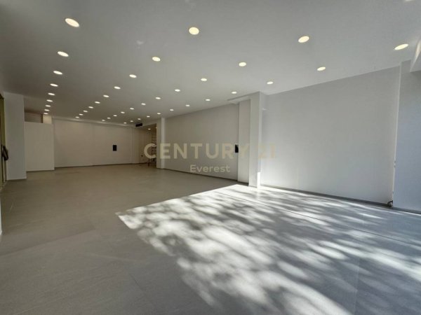 Tirane, shitet dyqan Kati 0, 166 m² 1.150.000 € (PRANE DELIORGJIT)