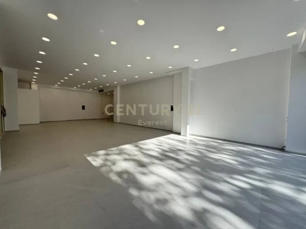 Tirane, shitet dyqan Kati 0, 166 m² 1.150.000 € (PRANE DELIORGJIT)