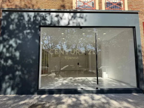 Tirane, shitet dyqan Kati 0, 166 m² 1.150.000 € (PRANE DELIORGJIT)