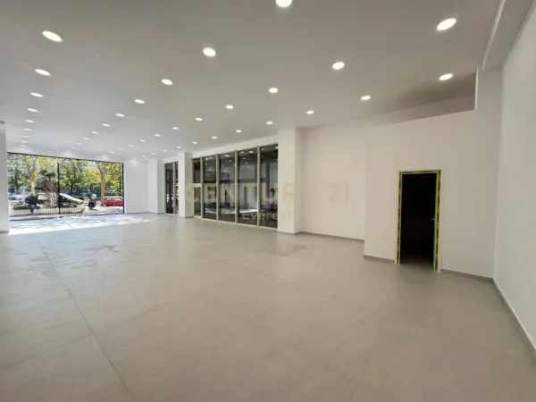 Tirane, shitet dyqan Kati 0, 166 m² 1.150.000 € (PRANE DELIORGJIT)