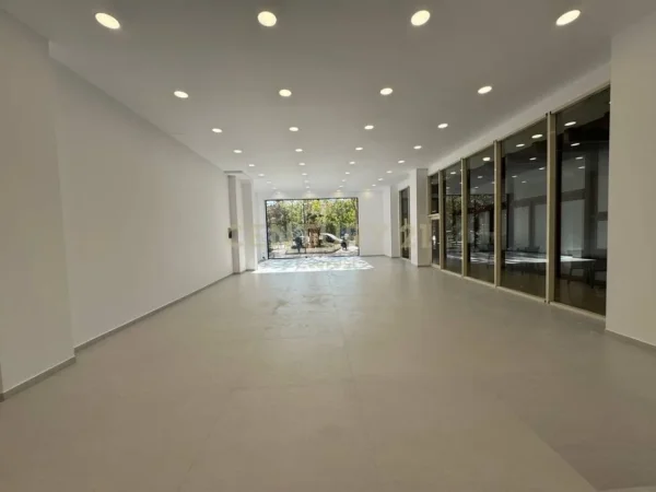 Tirane, shitet dyqan Kati 0, 166 m² 1.150.000 € (PRANE DELIORGJIT)