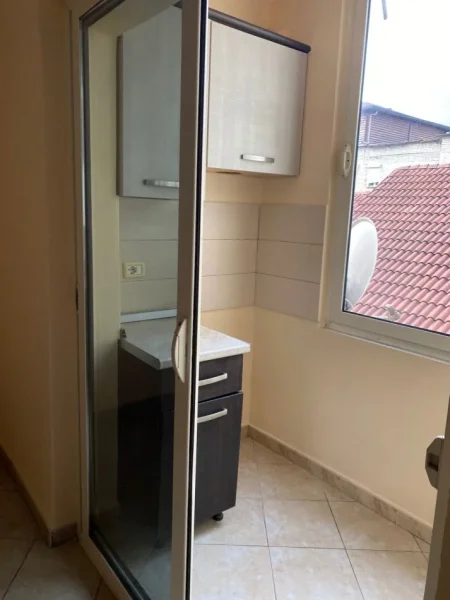Tirane, jepet me qera apartament 1+1 Kati 4, 41 m² 400 € (Rruga e Elbasanit)