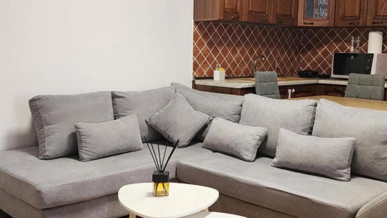 Tirane, jepet me qera apartament 2+1 Kati 2, 80 m² 800 € 