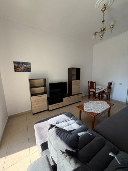 Tirane, jepet me qera apartament 1+1 Kati 4, 400 € (Rr e Kavajes)