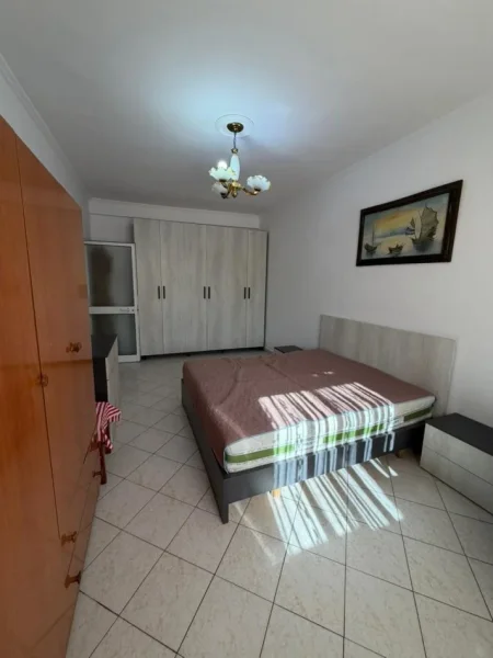 Tirane, jepet me qera apartament 1+1 Kati 4, 400 € (Rr e Kavajes)
