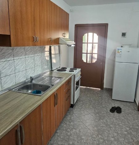 Tirane, jepet me qera apartament 1+1+Ballkon Kati 1, 60 m² 400 € (Ish Parku i Autobusave)