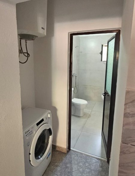 Tirane, jepet me qera apartament 1+1+Ballkon Kati 1, 60 m² 400 € (Ish Parku i Autobusave)