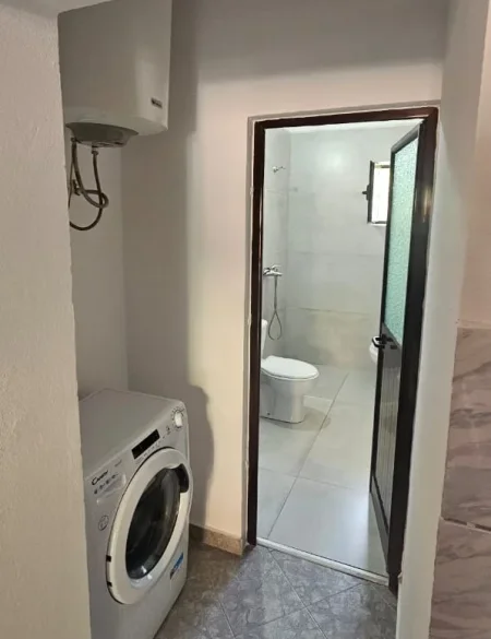 Tirane, jepet me qera apartament 1+1+Ballkon Kati 1, 60 m² 400 € (Ish Parku i Autobusave)