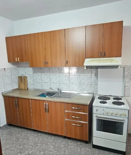 Tirane, jepet me qera apartament 1+1+Ballkon Kati 1, 60 m² 400 € (Ish Parku i Autobusave)
