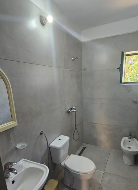 Tirane, jepet me qera apartament 1+1+Ballkon Kati 1, 60 m² 400 € (Ish Parku i Autobusave)