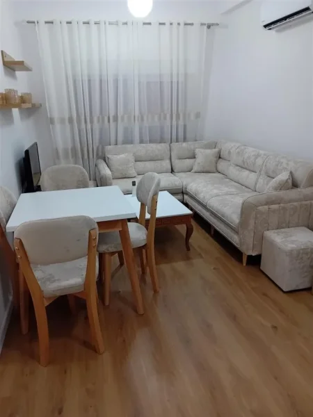 Tirane, jepet me qera apartament 1+1+Ballkon Kati 7, 55 m² 450 € (, Ali Demi , Rezidenca Kadiu (Pallat i vitit 2025))