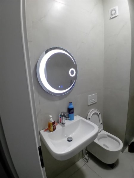 Tirane, jepet me qera apartament 1+1+Ballkon Kati 7, 55 m² 450 € (, Ali Demi , Rezidenca Kadiu (Pallat i vitit 2025))