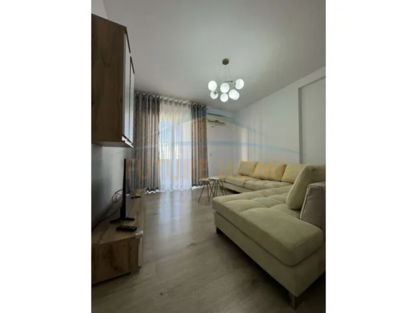 Tirane, jepet me qera apartament 2+1+Ballkon Kati 5, 110 m² 570 € (Unaza e re)