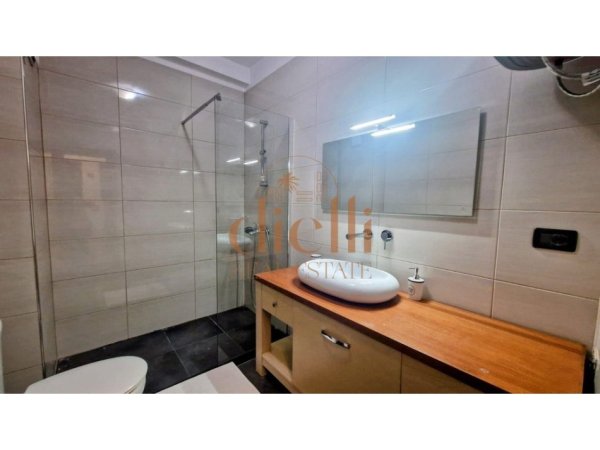 Tirane, jepet me qera apartament 2+1 Kati 3, 113 m² 900 € 