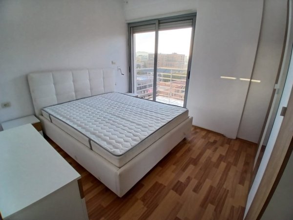 Tirane, jepet me qera apartament 2+1+Ballkon Kati 5, 90 m² 550 € 