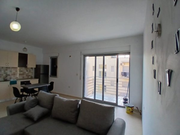 Tirane, jepet me qera apartament 2+1+Ballkon Kati 5, 90 m² 550 € 