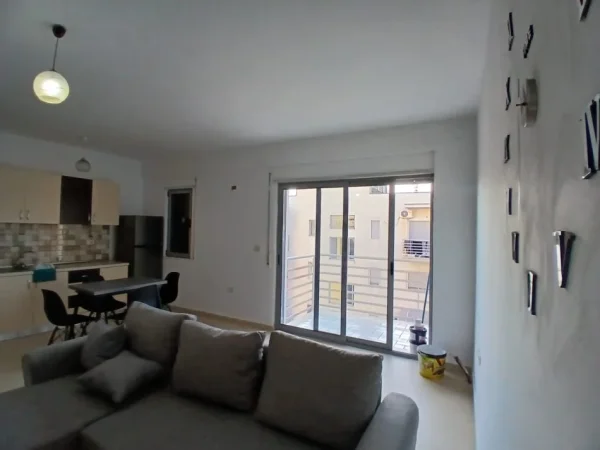 Tirane, jepet me qera apartament 2+1+Ballkon Kati 5, 90 m² 550 € 