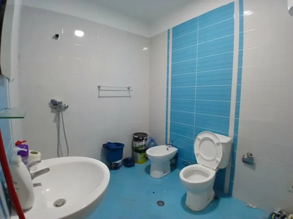 Tirane, jepet me qera apartament 2+1+Ballkon Kati 5, 90 m² 550 € 