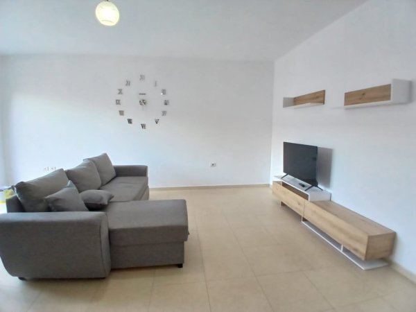 Tirane, jepet me qera apartament 2+1+Ballkon Kati 5, 90 m² 550 € 