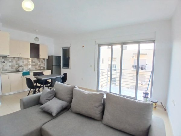 Tirane, jepet me qera apartament 2+1+Ballkon Kati 5, 90 m² 550 € 