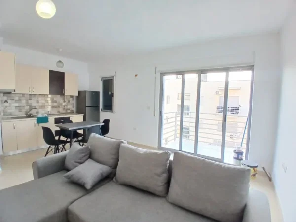 Tirane, jepet me qera apartament 2+1+Ballkon Kati 5, 90 m² 550 € 