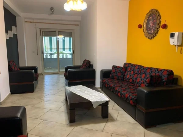 Tirane, jepet me qera apartament 2+1+Ballkon Kati 2, 95 m² 60.000 leke