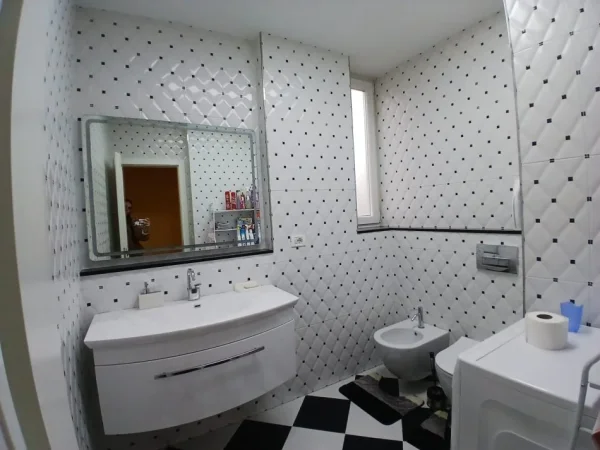 Tirane, jepet me qera apartament 2+1+Ballkon Kati 3, 100 m² 700 € 