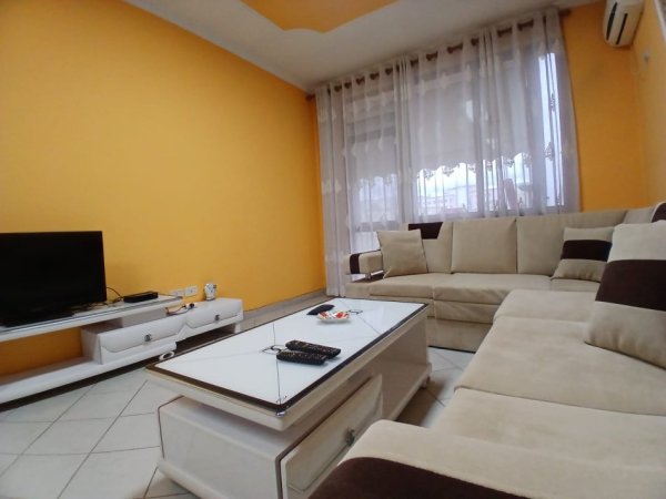 Tirane, jepet me qera apartament 2+1+Ballkon Kati 3, 100 m² 700 € 