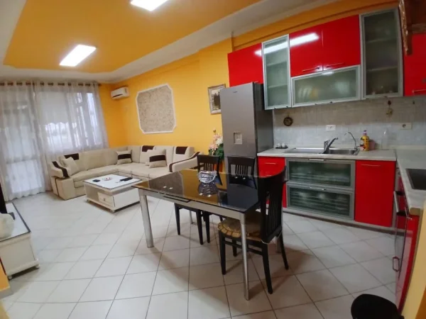Tirane, jepet me qera apartament 2+1+Ballkon Kati 3, 100 m² 700 € 