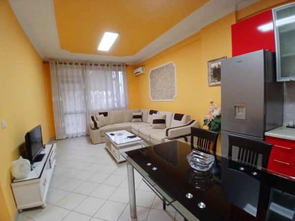 Tirane, jepet me qera apartament 2+1+Ballkon Kati 3, 100 m² 700 € 