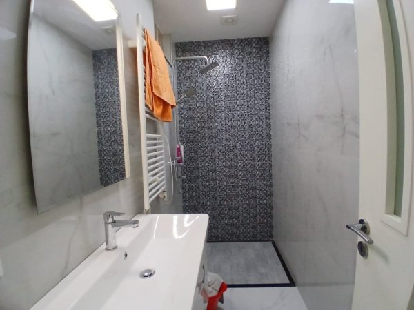 Tirane, jepet me qera apartament 2+1+Ballkon Kati 3, 100 m² 700 € 