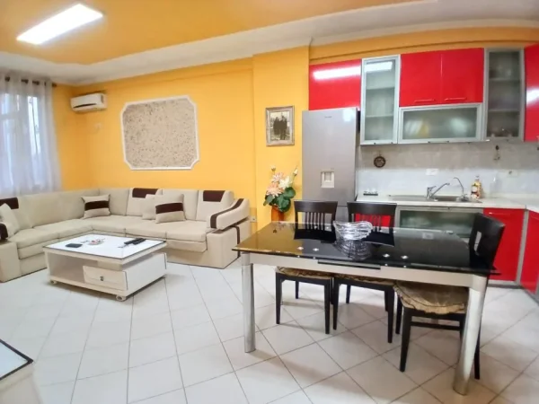 Tirane, jepet me qera apartament 2+1+Ballkon Kati 3, 100 m² 700 € 