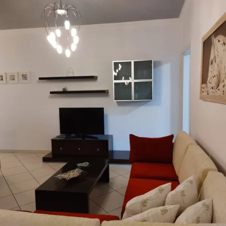 Tirane, jepet me qera apartament 2+1+Ballkon Kati 8, 75 m² 58.000 leke