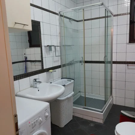 Tirane, jepet me qera apartament 2+1+Ballkon Kati 8, 75 m² 58.000 leke
