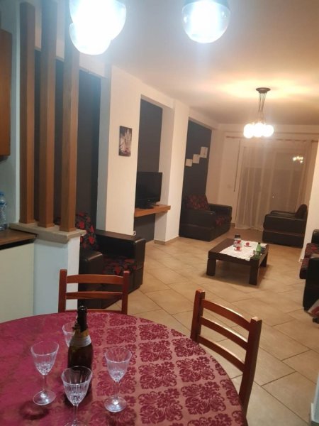 Tirane, jepet me qera apartament 2+1+Ballkon Kati 2, 90 m² 600 € (Rruga Fortuzi , prane eco market)